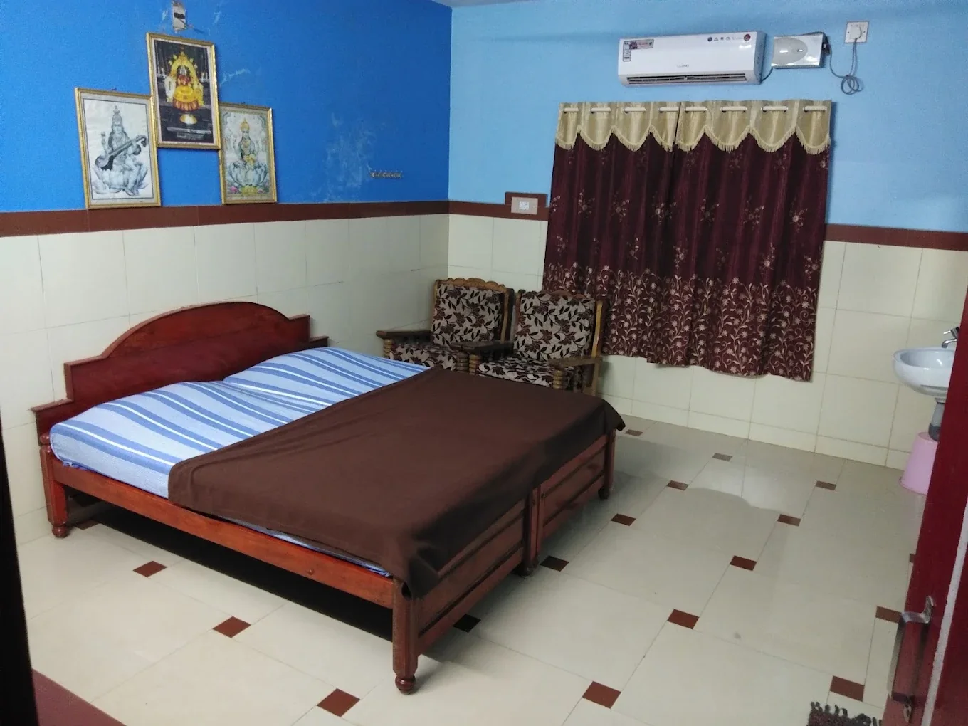 Nagashree Lodge room with double bed and air conditioner